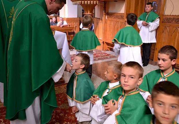 Przyjęcie kandydat&oacute;w do posługi ministranta