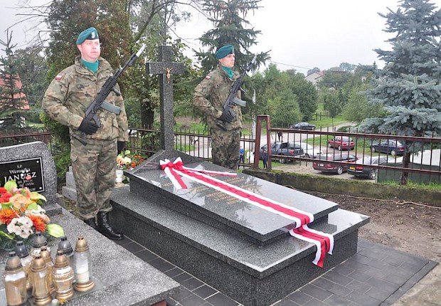 65 rocznica śmierci gen. Jarosza - Kamionki - poświęcenie i odsłonięcie tablicy pamiątkowej