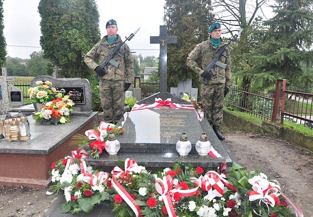 65 rocznica śmierci gen. Jarosza - Kamionki - poświęcenie i odsłonięcie tablicy pamiątkowej