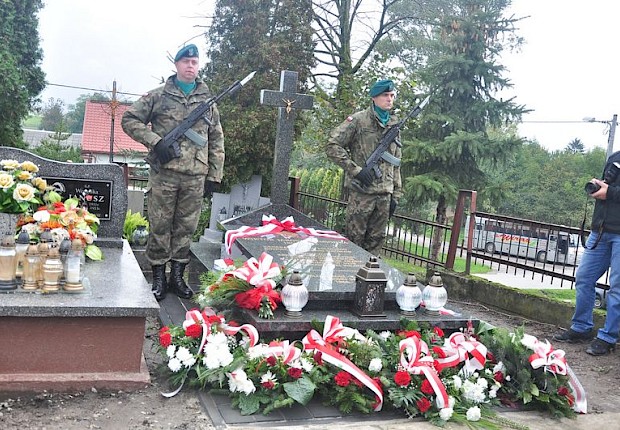 65 rocznica śmierci gen. Jarosza - Kamionki - poświęcenie i odsłonięcie tablicy pamiątkowej