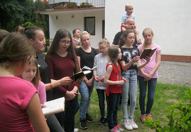 Wycieczka scholi parafialnej z Wierzbnej