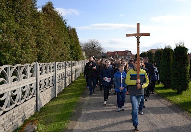 Pielgrzymka do Matki Bożej w lesie