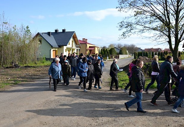 Pielgrzymka do Matki Bożej w lesie