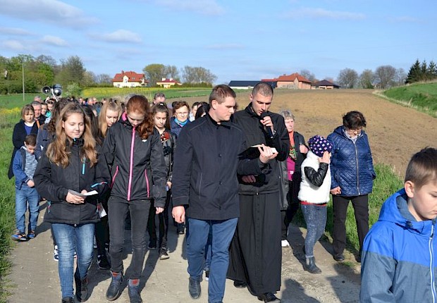 Pielgrzymka do Matki Bożej w lesie