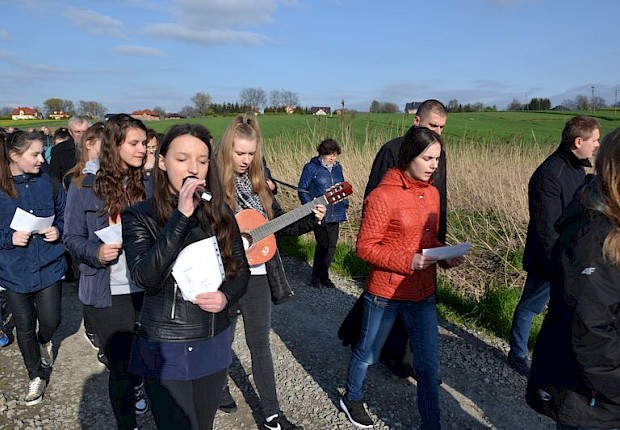 Pielgrzymka do Matki Bożej w lesie