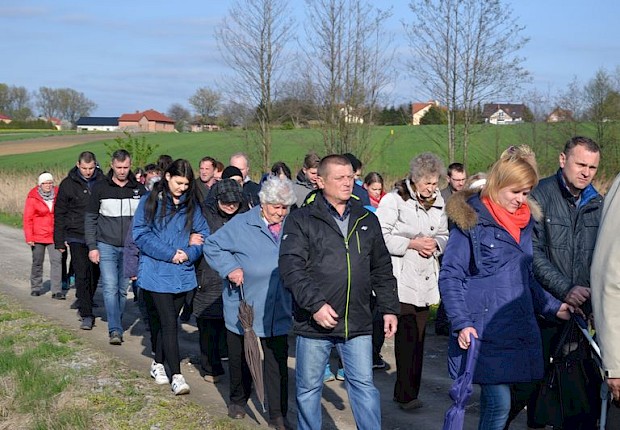 Pielgrzymka do Matki Bożej w lesie