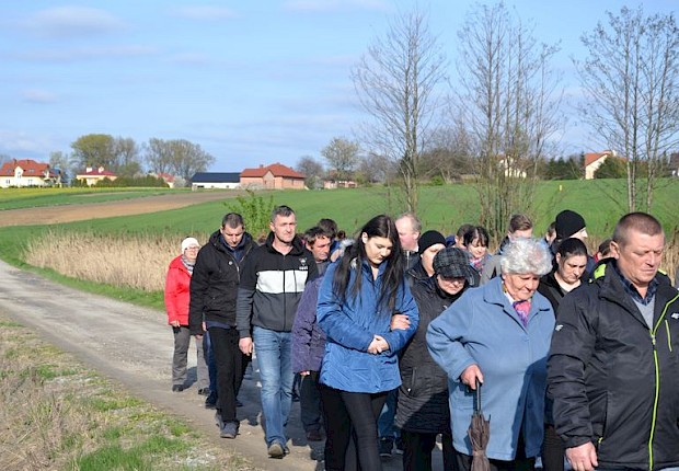 Pielgrzymka do Matki Bożej w lesie