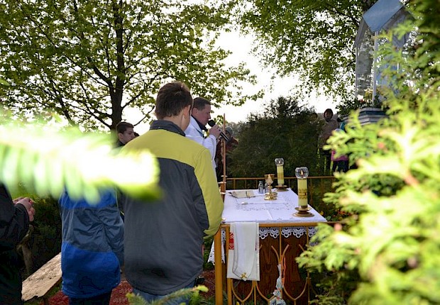 Pielgrzymka do Matki Bożej w lesie