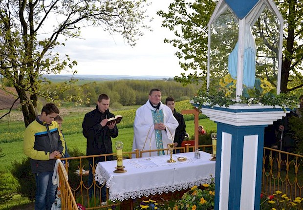 Pielgrzymka do Matki Bożej w lesie