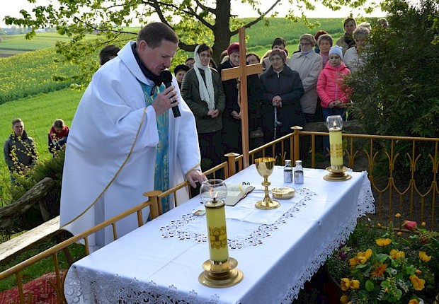 Pielgrzymka do Matki Bożej w lesie