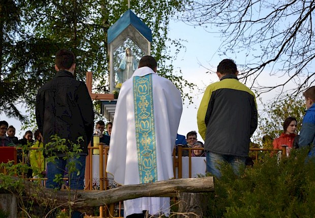Pielgrzymka do Matki Bożej w lesie