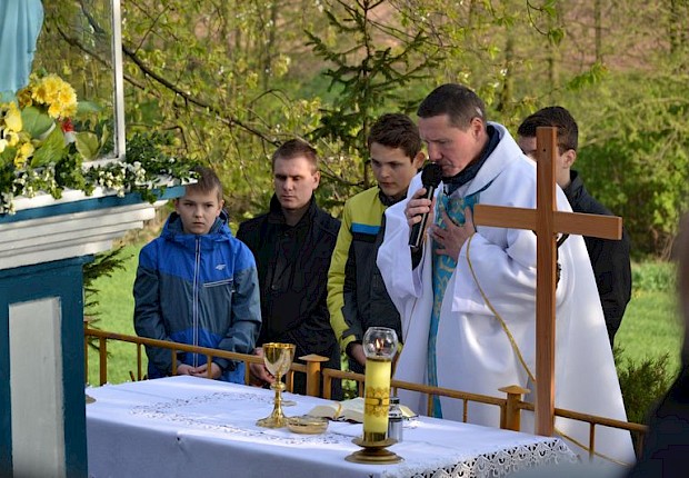 Pielgrzymka do Matki Bożej w lesie