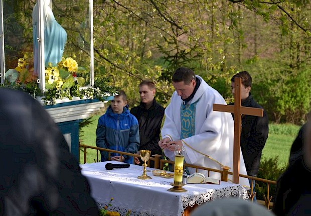 Pielgrzymka do Matki Bożej w lesie