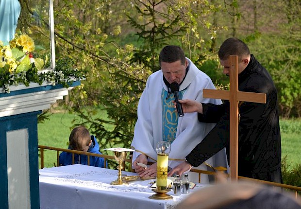Pielgrzymka do Matki Bożej w lesie