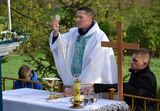 Pielgrzymka do Matki Bożej w lesie