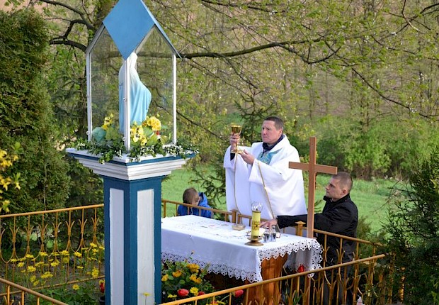 Pielgrzymka do Matki Bożej w lesie