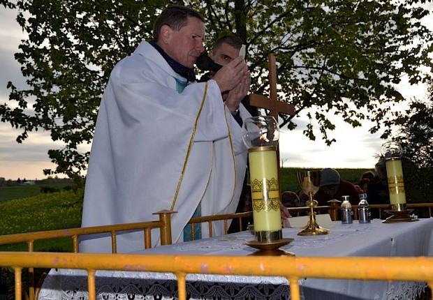 Pielgrzymka do Matki Bożej w lesie