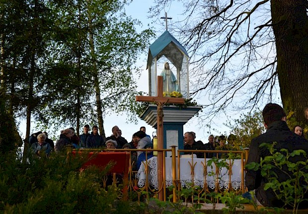 Pielgrzymka do Matki Bożej w lesie