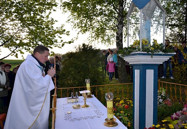 Pielgrzymka do Matki Bożej w lesie