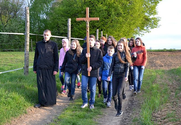 Pielgrzymka do Matki Bożej w lesie