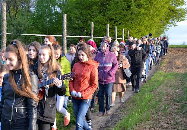 Pielgrzymka do Matki Bożej w lesie