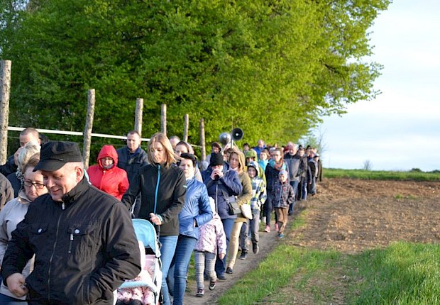 Pielgrzymka do Matki Bożej w lesie