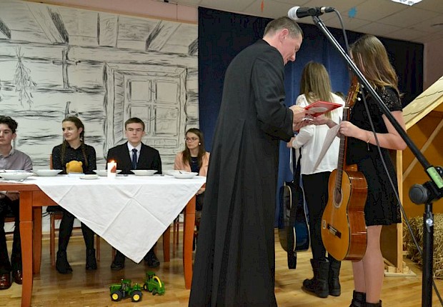 Przedstawienie jasełkowe oraz IV Parafialny Przegląd Kolęd i Pastorałek