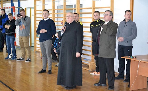 Dekanalny turniej ministrant&oacute;w w piłce halowej