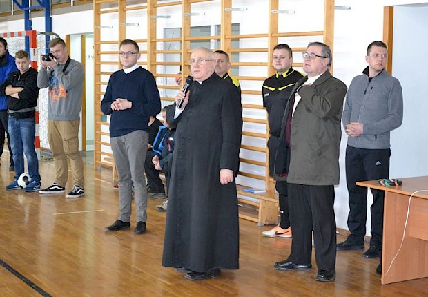 Dekanalny turniej ministrant&oacute;w w piłce halowej