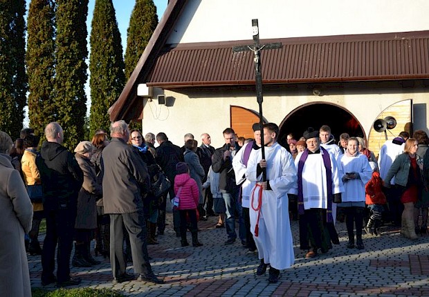 Modlitwa za zmarłych i poświęcenie kapłańskiego grobowca