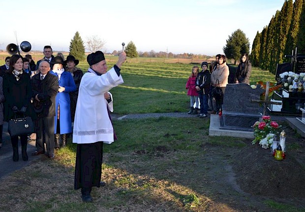Modlitwa za zmarłych i poświęcenie kapłańskiego grobowca