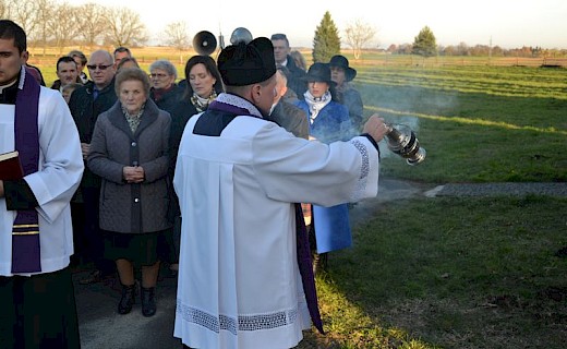 Modlitwa za zmarłych i poświęcenie kapłańskiego grobowca