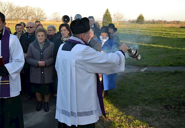Modlitwa za zmarłych i poświęcenie kapłańskiego grobowca