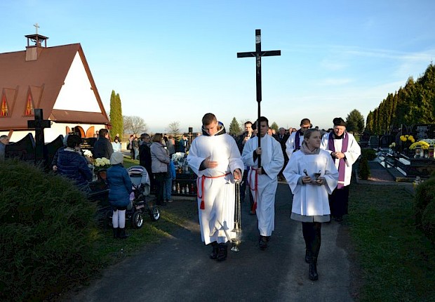 Modlitwa za zmarłych i poświęcenie kapłańskiego grobowca