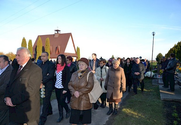 Modlitwa za zmarłych i poświęcenie kapłańskiego grobowca