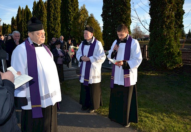 Modlitwa za zmarłych i poświęcenie kapłańskiego grobowca