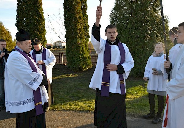 Modlitwa za zmarłych i poświęcenie kapłańskiego grobowca