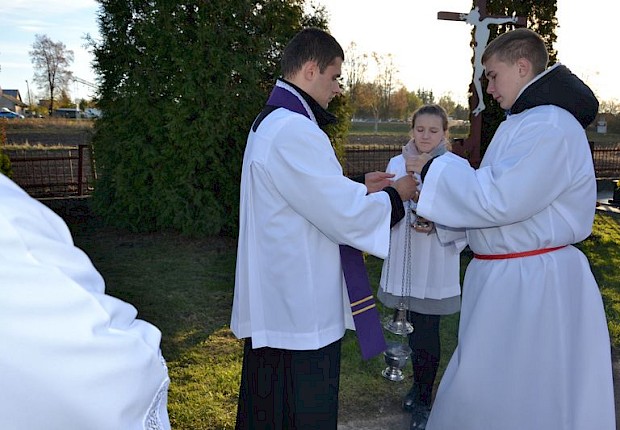 Modlitwa za zmarłych i poświęcenie kapłańskiego grobowca
