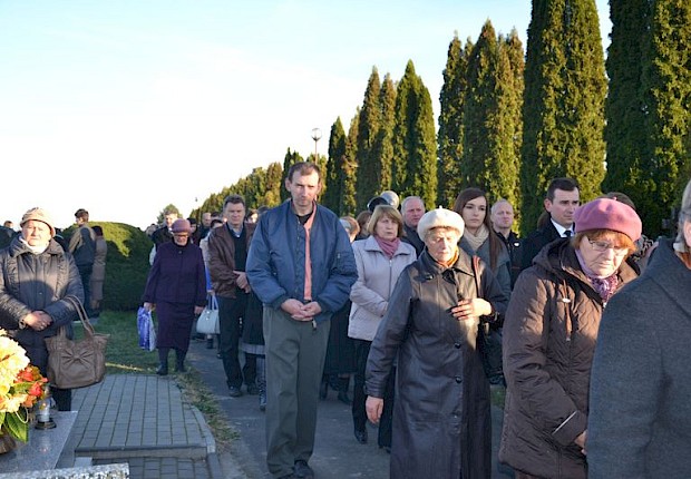 Modlitwa za zmarłych i poświęcenie kapłańskiego grobowca