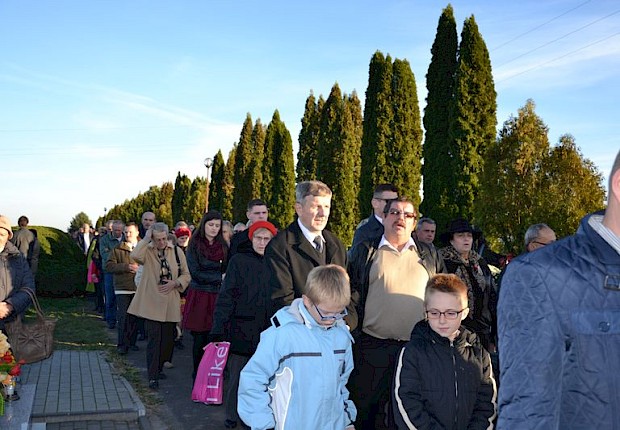 Modlitwa za zmarłych i poświęcenie kapłańskiego grobowca