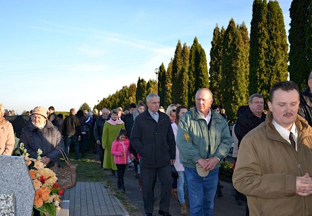 Modlitwa za zmarłych i poświęcenie kapłańskiego grobowca