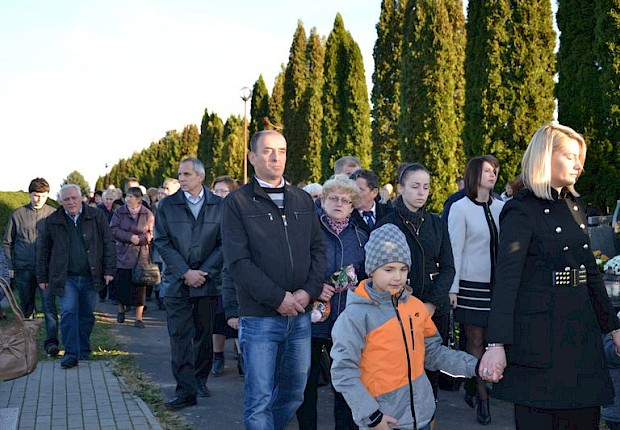 Modlitwa za zmarłych i poświęcenie kapłańskiego grobowca