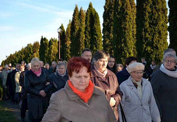 Modlitwa za zmarłych i poświęcenie kapłańskiego grobowca