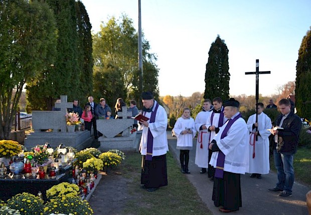 Modlitwa za zmarłych i poświęcenie kapłańskiego grobowca
