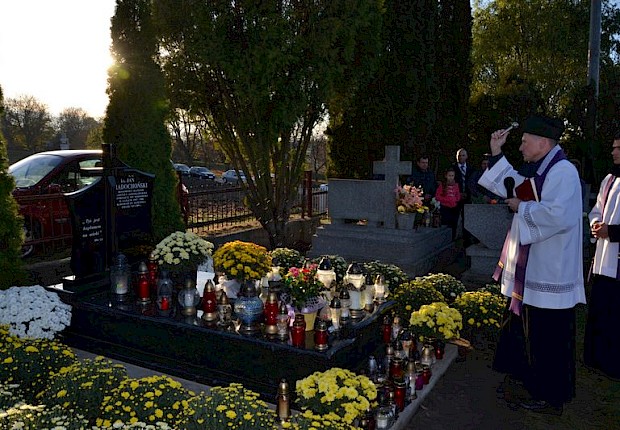 Modlitwa za zmarłych i poświęcenie kapłańskiego grobowca