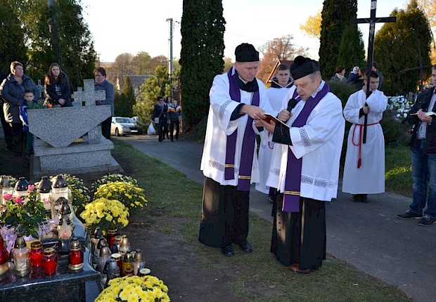 Modlitwa za zmarłych i poświęcenie kapłańskiego grobowca