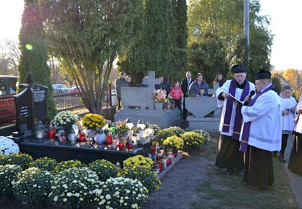 Modlitwa za zmarłych i poświęcenie kapłańskiego grobowca