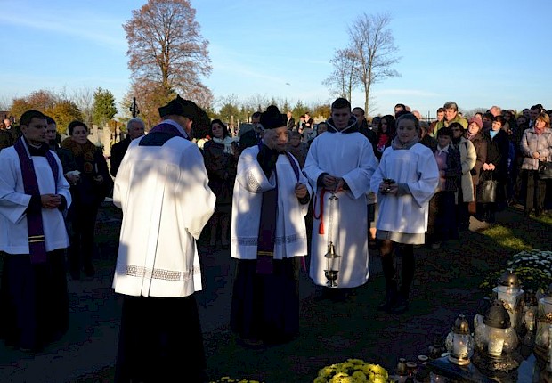 Modlitwa za zmarłych i poświęcenie kapłańskiego grobowca