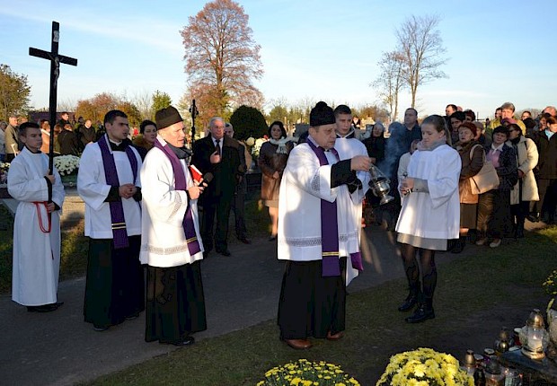 Modlitwa za zmarłych i poświęcenie kapłańskiego grobowca