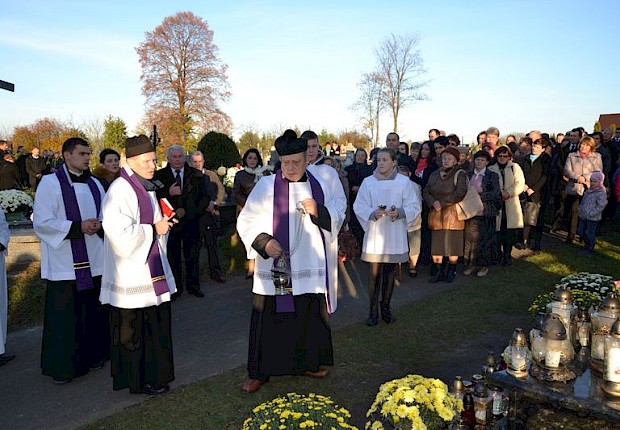 Modlitwa za zmarłych i poświęcenie kapłańskiego grobowca